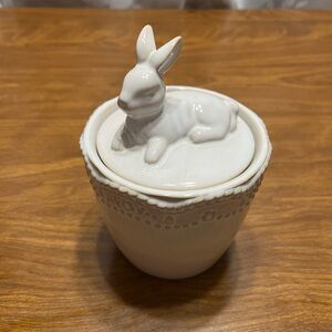 Rabbit jar with lid